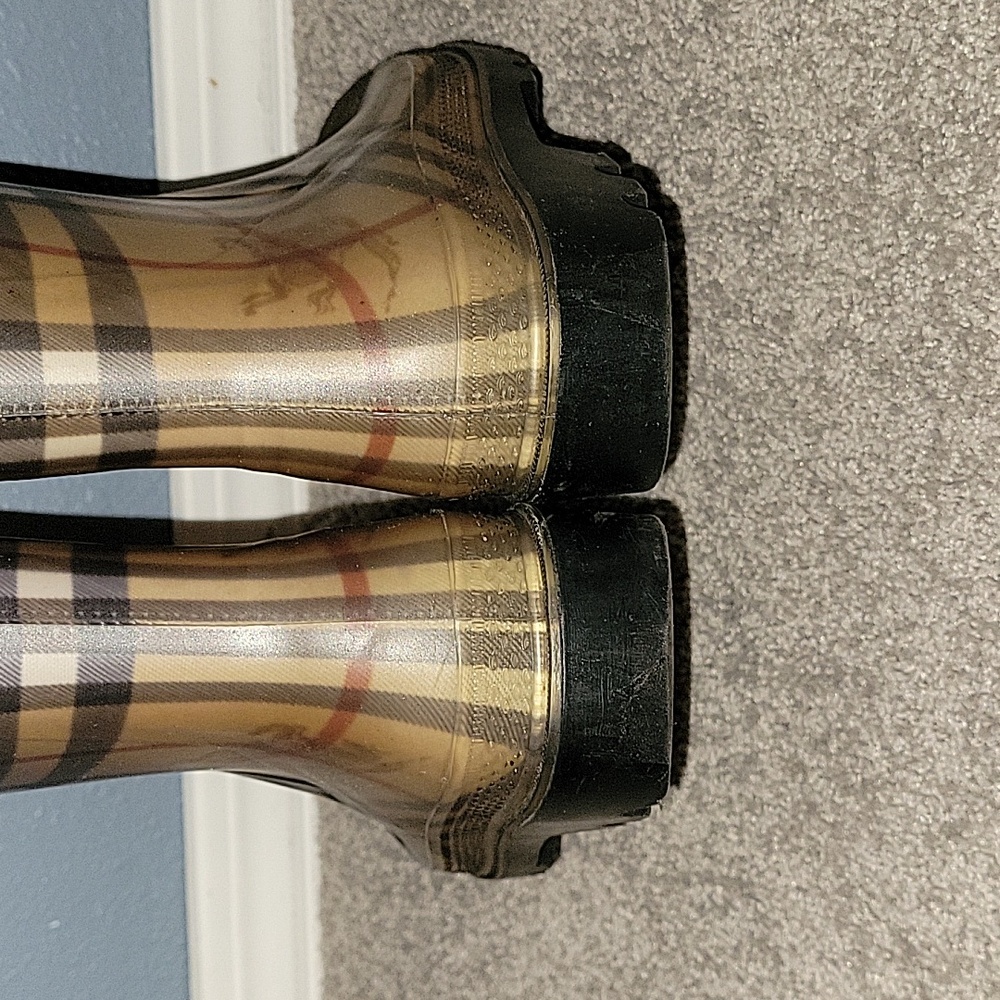 Authentic Burberry rain boots - Picture 2 of 11
